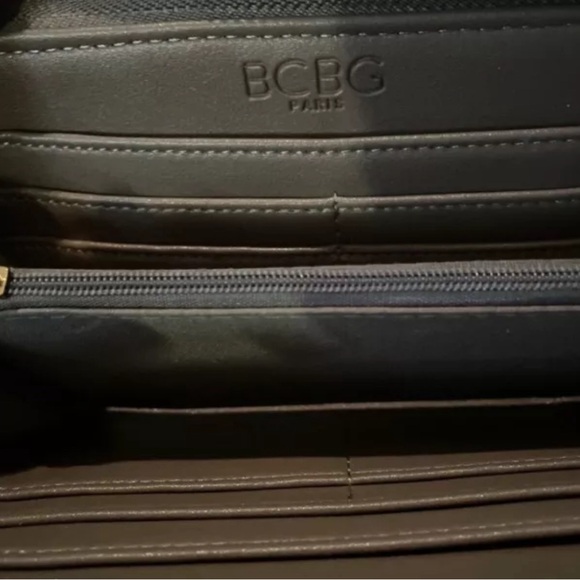 WOMEN'S TAUPE LEATHER BCBG WALLET ZIP GOLD STUDDED - Picture 4 of 5